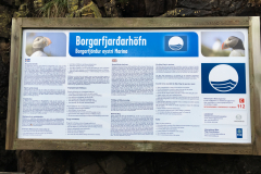 // Hinweisschild im Hafen von Borgafjörður